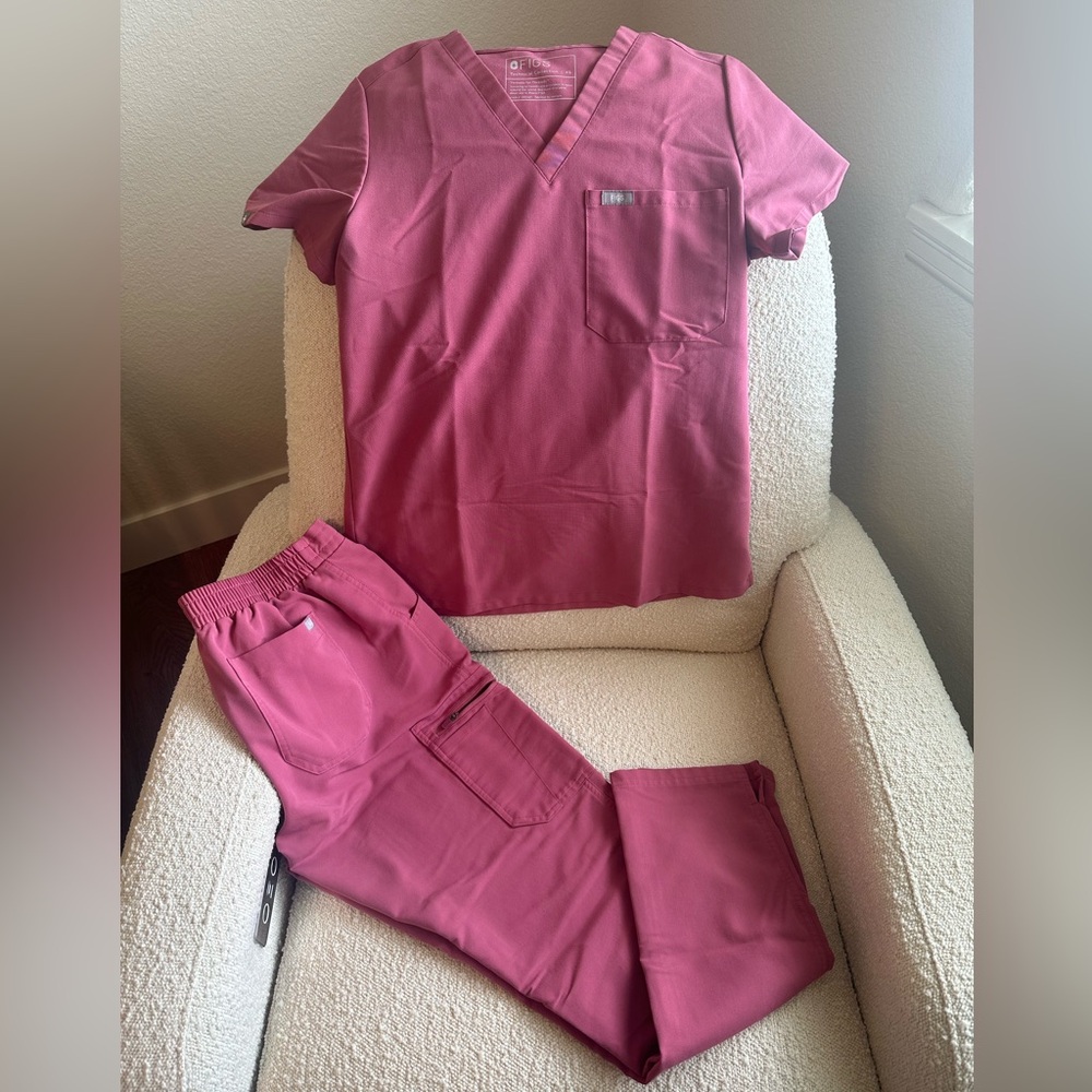 Figs scrub set in pink